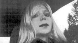 chelsea_manning_with_wig